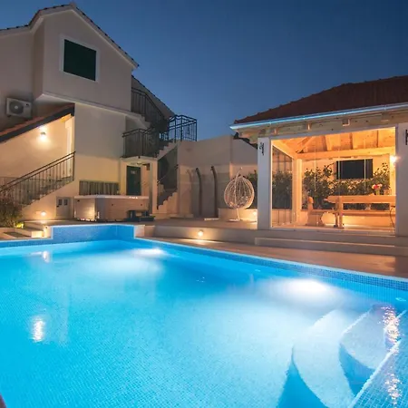 Βίλα Milena With Heated Pool And Jacuzzi