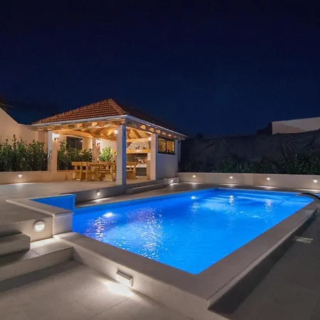 Milena With Heated Pool And Jacuzzi