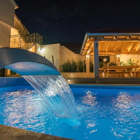 Milena With Heated Pool And Jacuzzi