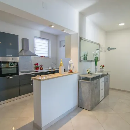 Milena With Heated Pool And Jacuzzi Villa Kostanje