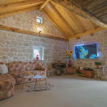 Milena With Heated Pool And Jacuzzi *