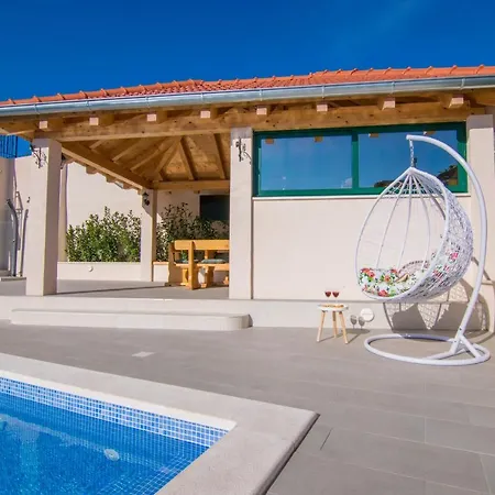 Milena With Heated Pool And Jacuzzi